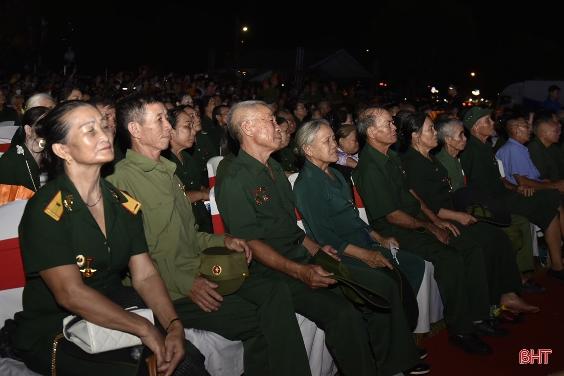 Đông đảo cựu TNXP, dân công hỏa tuyến, cán bộ, chiến sỹ từng chiến đấu trong cuộc kháng chiến chống Mỹ cứu nước tham dự chương trình. (Ảnh: Báo Hà Tĩnh)