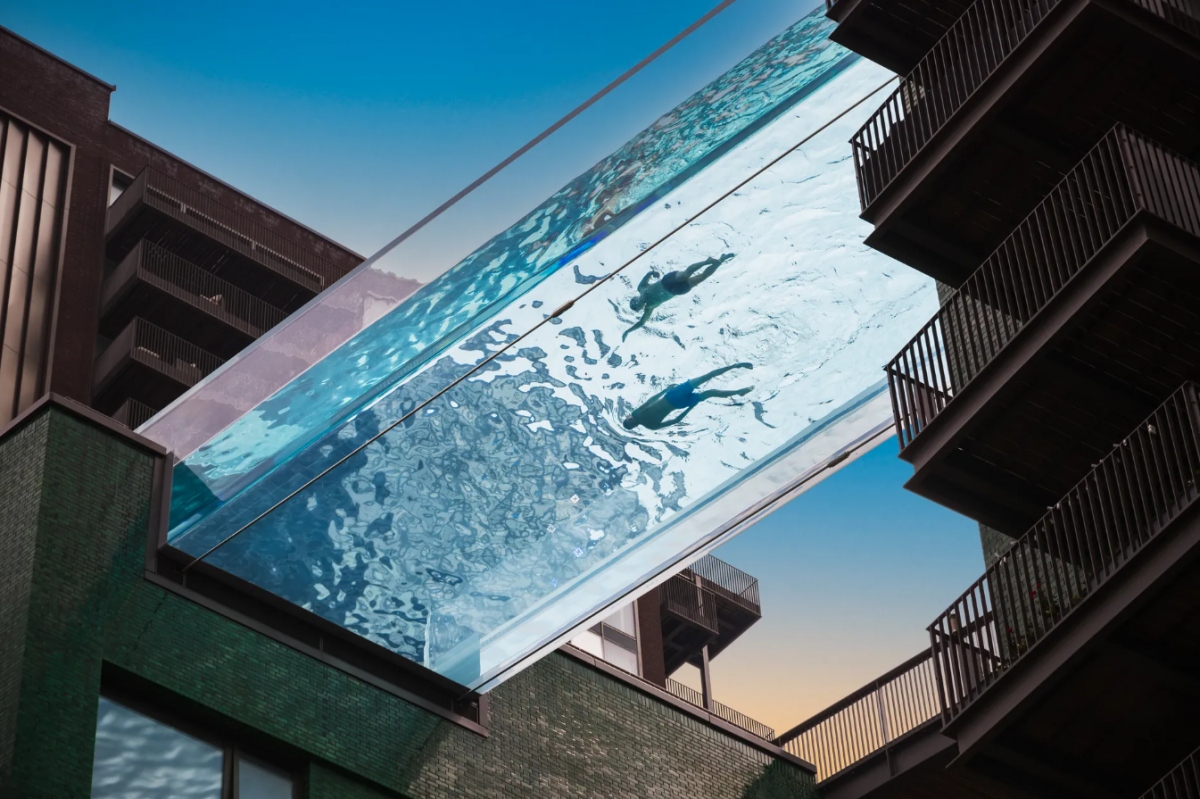 Sky Pool (London, Anh): Nếu bạn yêu thích bơi lội, Sky Pool tại Embassy Gardens (Anh) là nơi dành cho bạn. Trải dài 82 feet và lơ lửng giữa hai tòa nhà, bể bơi có đáy trong suốt với tầm nhìn ra tận trung tâm thành phố.