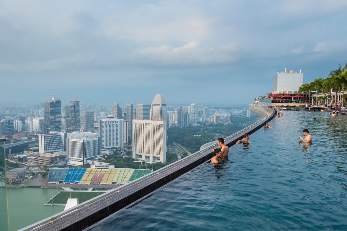 Marina Bay Sands (Singapore): Với chiều dài gần 500 feet, Marina Bay Sands là hồ bơi trên cao dài nhất thế giới. Đây cũng là bể bơi vô cực trên sân thượng lớn nhất thế giới.