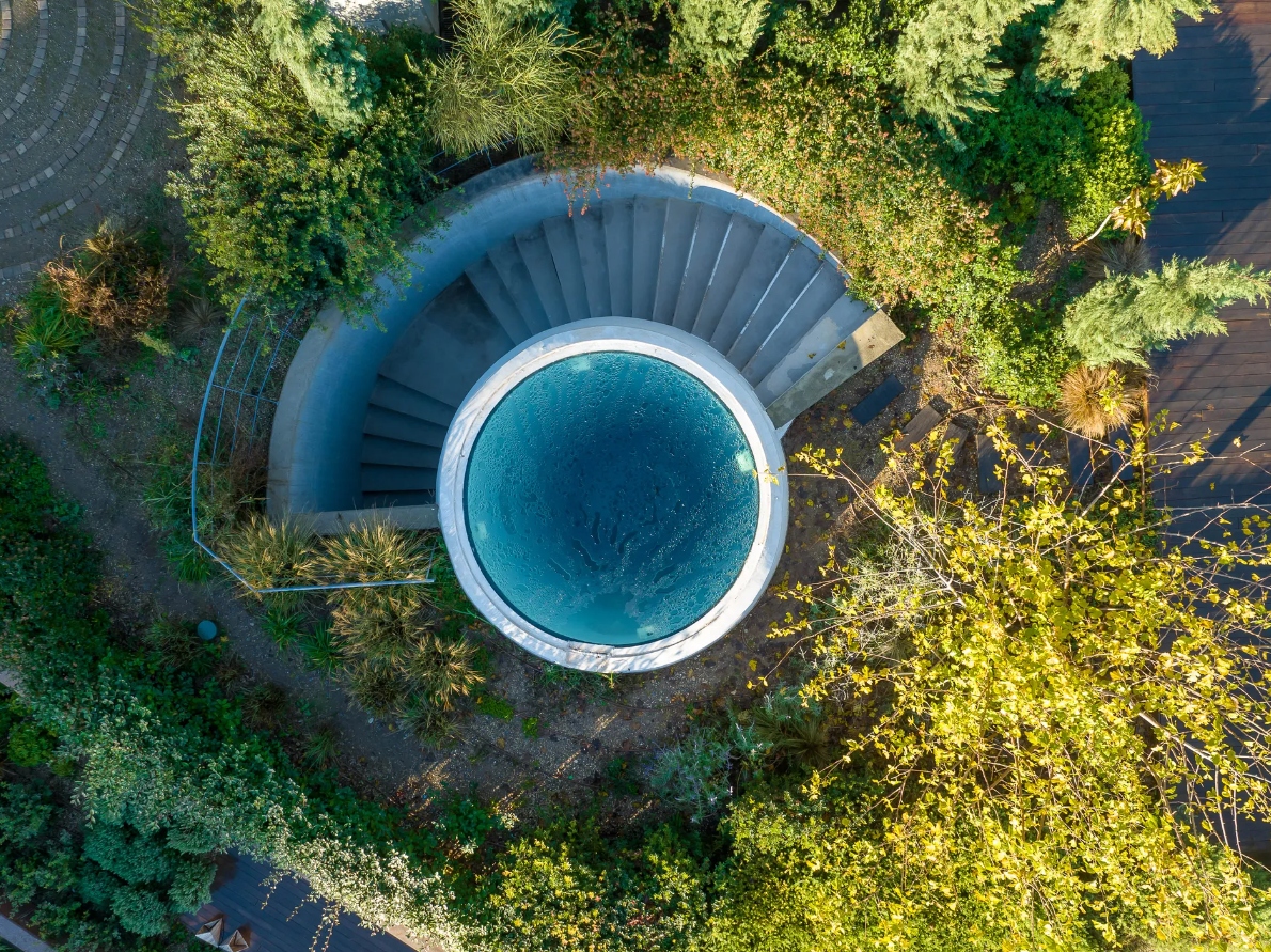 Euphoria Retreat (Mystras, Hi Lap): Khi du khách lặn xuống dưới mặt nước, họ sẽ nghe thấy âm thanh cá heo độc đáo, được thiết kế để giúp họ thư giãn hơn nữa.