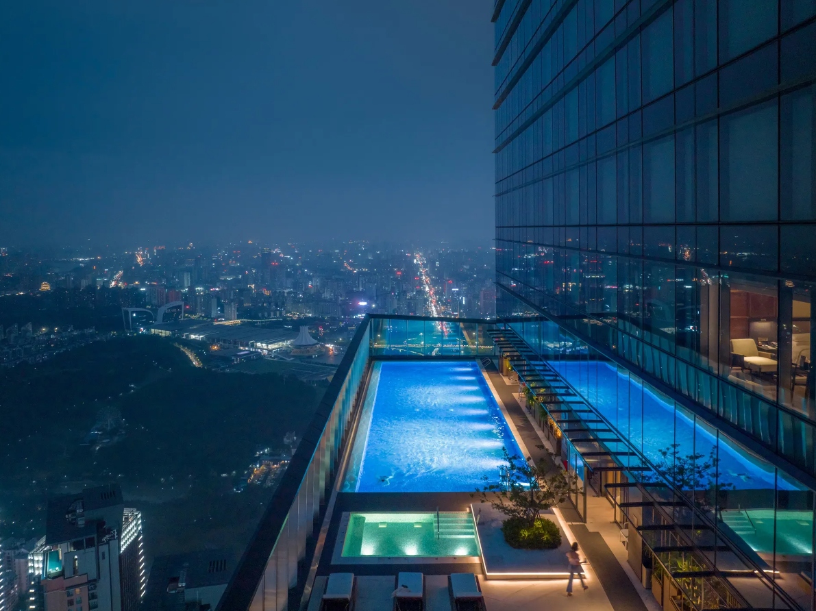 Guangxi China Resources Tower (Quảng Tây, Trung Quốc): Nằm trong khuon khổ Tháp Guangxi China Resources ở Quảng Tây, Trung Quốc, bể bơi này là một phần của tòa nhà được thiết kế bởi Goettsch Partners có trụ sở tại Chicago. Bể bơi nằm trên tầng 71, cách mặt đất 1.060 feet.