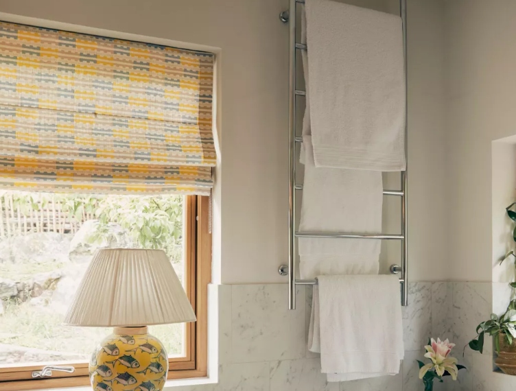 Khăn tắm chất lượng cao: Một số người muốn một chiếc khăn nặng để có cảm giác dày và đặc hơn. Một số khác muốn một chiếc khăn nhẹ hơn để tạo cảm giác tinh tế. Tuy nhiên, dù sở thích có khác nhau, những chiếc khăn có chất lượng cao không chỉ khiến bạn hài lòng hơn khi sử dụng, mà còn làm tăng vẻ sang trọng cho phòng tắm của bạn.