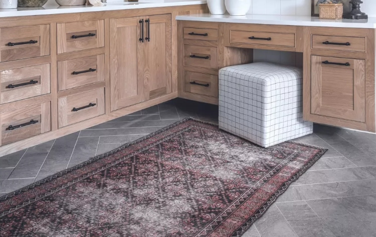 Thảm giữ nhiệt: Thảm giữ nhiệt là phương pháp sưởi ấm sàn nhà tiên tiến, được ứng dụng nhiều trong các thiết kế phòng tắm, đặc biệt ở những vùng có khí hậu lạnh. Sưởi ấm sàn nhà làm ấm không gian, giúp bạn tránh bị cảm lạnh khi vừa tắm xong. Đồng thời, thảm giữ nhiệt được đặt dưới sàn nhà, vừa tiết kiệm không gian, vừa tạo điểm nhấn cho phòng tắm của bạn.