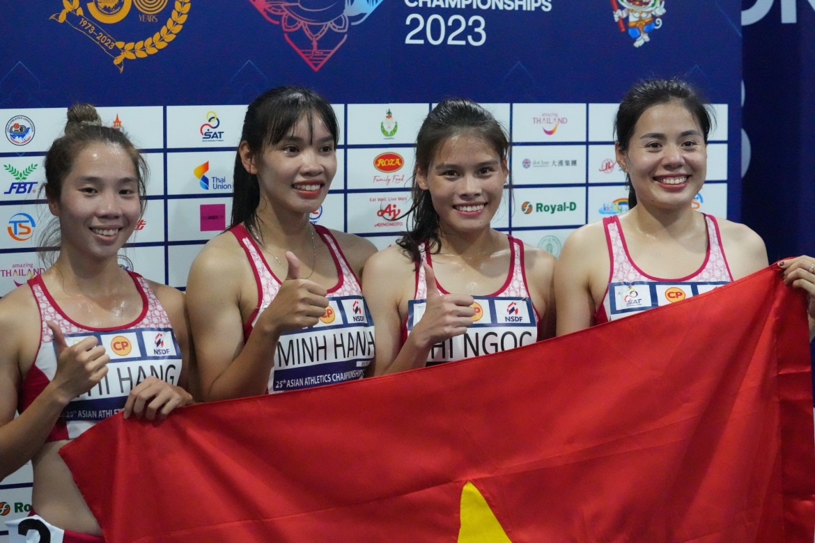 Nguyễn Thị Huyền và các đồng đội mang về tấm HCV cho điền kinh Việt Nam tại giải điền kinh châu Á 2023. (Ảnh: Nam Trung)