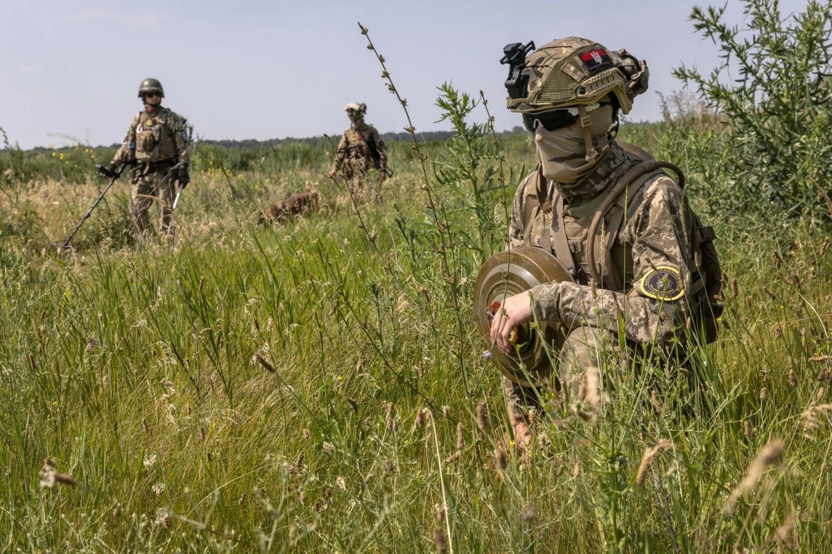 Đơn vị rà phá bom mìn 102 của Ukraine trong một cuộc tập trận ở Zaporizhzhia hồi tháng 6/2023. Ảnh: NY Times