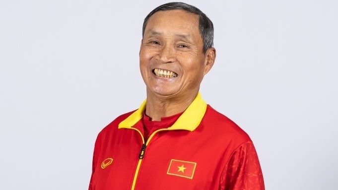 HLV Mai Đức Chung tươi cười khi chụp ảnh. 