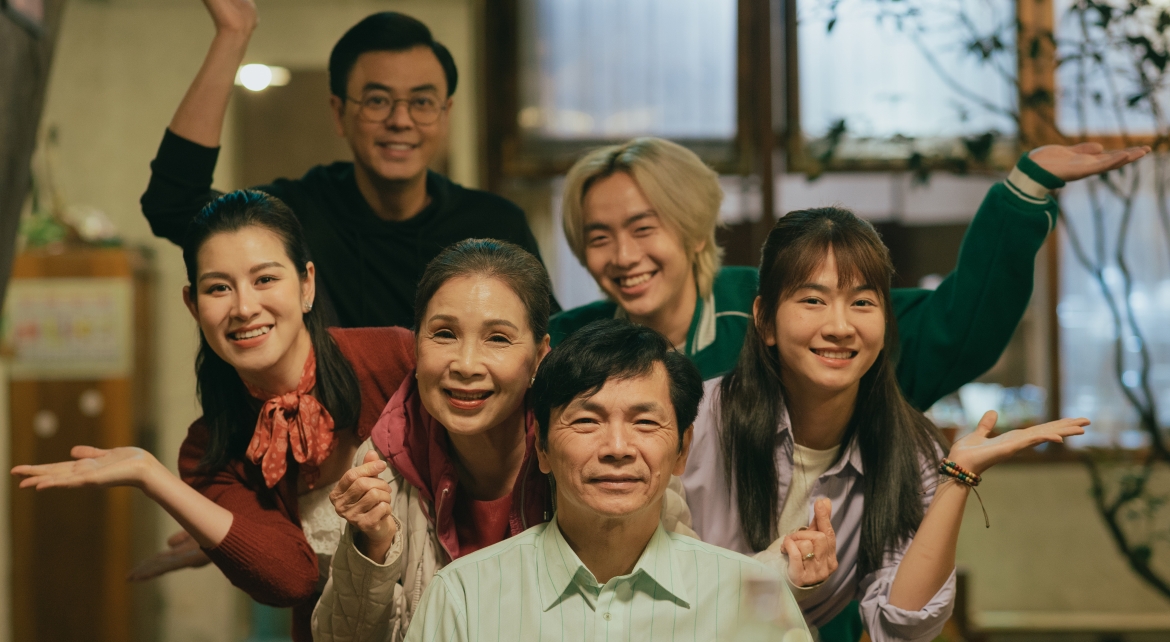 Lê Bống (ngoài cùng bên phải) nhận được nhiều sự giúp đỡ của các diễn viên gạo cội.
