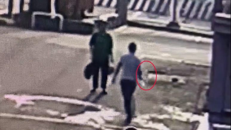 Hiền cầm chai xăng tưới vào người bà M. (ảnh cắt từ video)