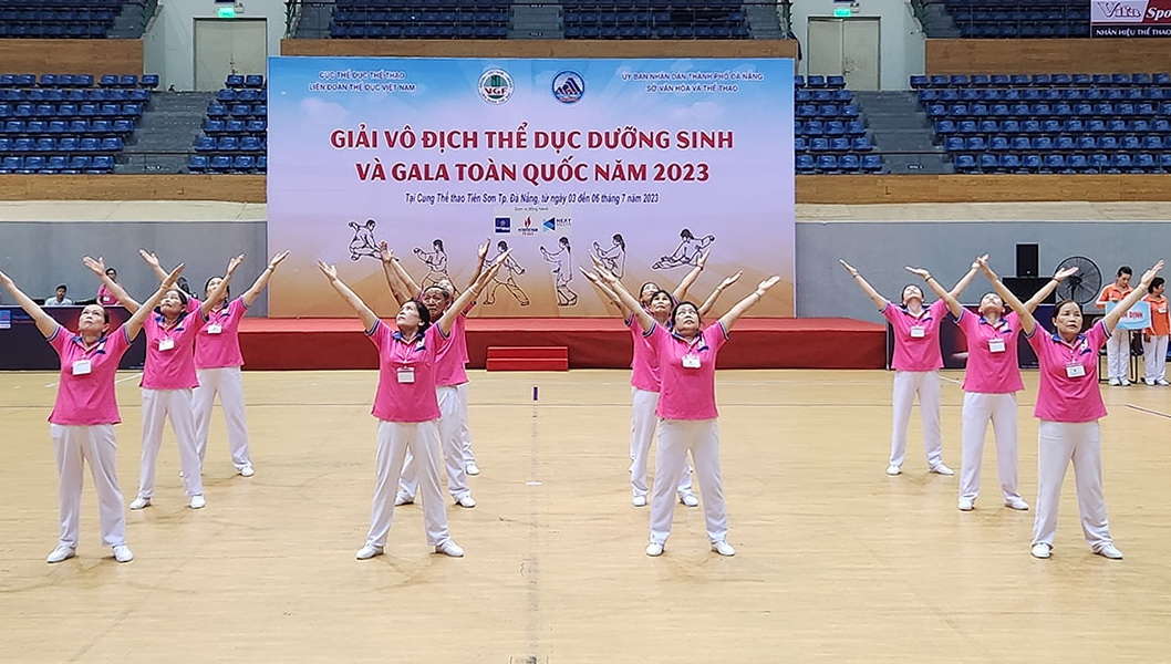 Phần thi thể dục dưỡng sinh của đội Vĩnh Long.