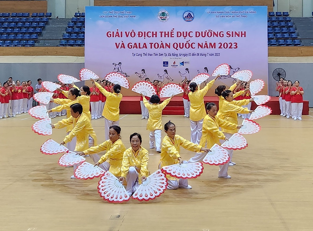 Bài biểu diễn thể dục dưỡng sinh hết hợp múa quạt của thành phố Đà Nẵng trong Lễ khai mạc.