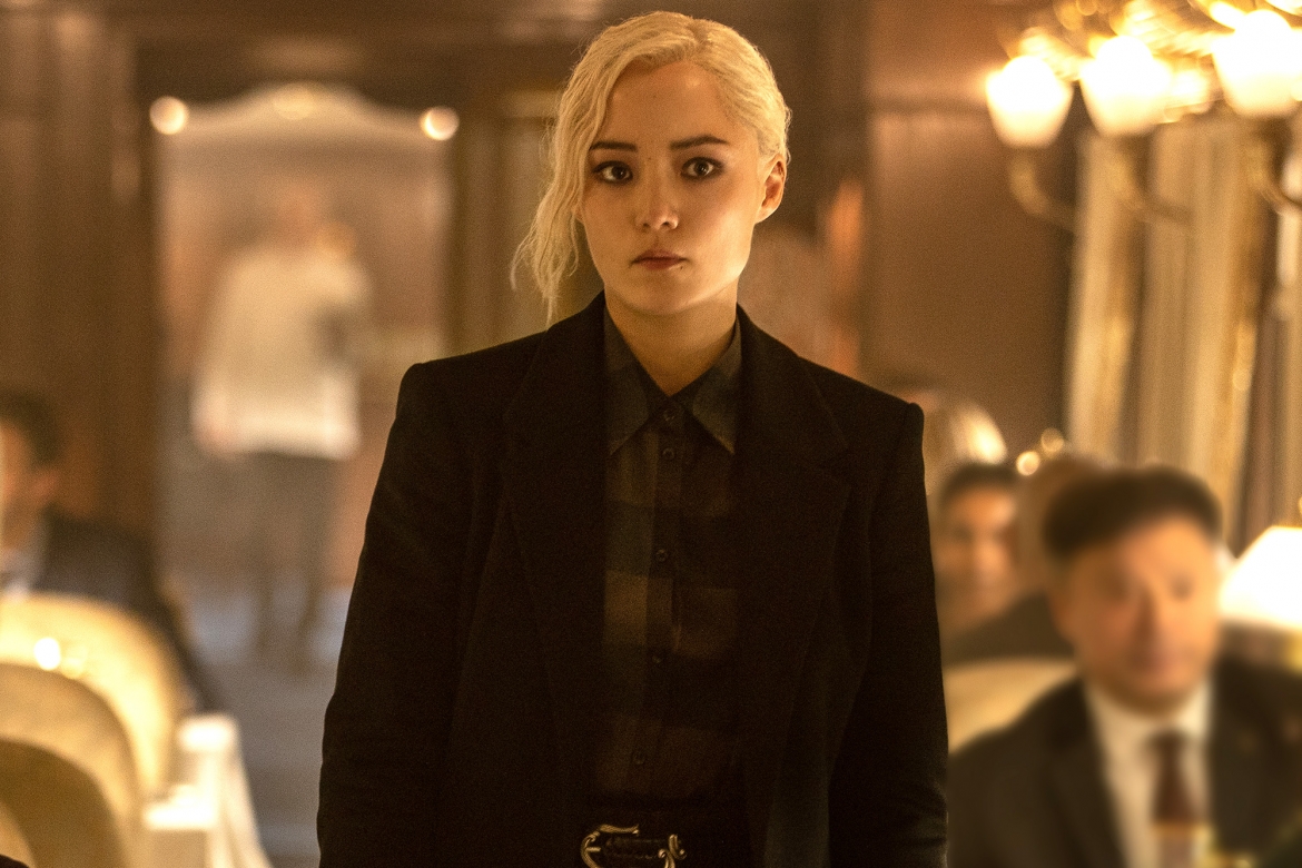 Pom Klementieff (Paris): Một người đẹp nữa cũng bước ra từ MCU chính là nàng Mantis Pom Klementieff. Người đẹp Pháp hóa thân thành một sát thủ có nhiệm vụ hạ sát Ethan và Grace dưới chỉ định của trùm khủng bố Gabriel (Esai Morales).