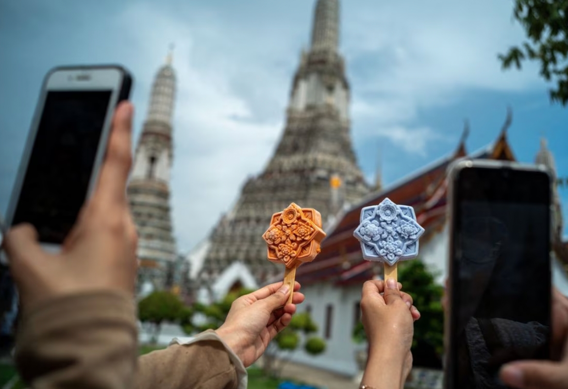"Thật khác biệt và đẹp đẽ" - Doungkamon Koedthong, một cư dân Thái Lan cho biết khi giơ cây kem lên phía sau ngôi chùa để chụp một bức ảnh đáng giá trên Instagram.
