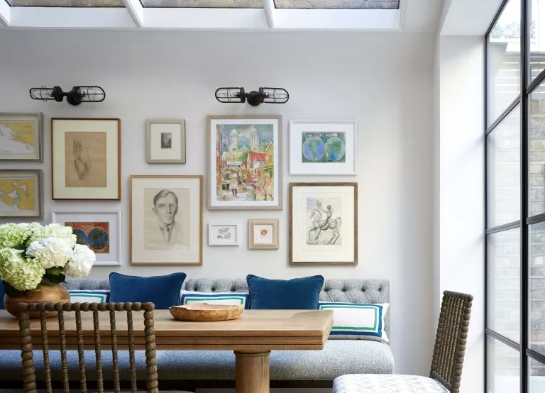 Chú ý đến khung tranh: Nhiều người không quá coi trọng khung của bức tranh. Tuy nhiên, khung tranh cũng ảnh hưởng không nhỏ đến tính thẩm mỹ của bức tranh. Có rất nhiều loại khung tranh như khung gỗ sồi, khung gỗ lim, khung nhôm,...Hãy lựa chọn khung tranh phù hợp với bố cục bức tranh.