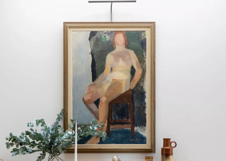 Lưu ý đến kích thước của bức tranh: Bạn nên chú ý đến kích thước bức tranh trước khi quyết định treo nó trong phòng. Tỉ lệ lý tưởng giữa chiều dài bức tranh và chiều dài bức tường bạn dự định treo tranh là 0,57. Điều đó có nghĩa là, nếu tường nhà bạn có chiều ngang dài 4m thì chiều ngang hợp lý của tranh sẽ khoảng 2,28m. Một bức tranh nhỏ hơn hay to hơn so với quy chuẩn đó sẽ khiến căn phòng mất cân đối.