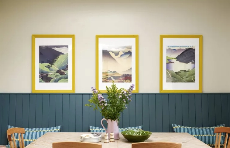 Treo tranh theo số lẻ: Một trong những quy tắc bạn nên lưu ý khi treo tranh là Quy tắc ba. Điều này có nghĩa là bạn nên treo số tranh lẻ, thay vì chẵn lên tường; bởi vì nhóm số lẻ trông tự nhiên và hài hòa với nhau hơn so với số chẵn.