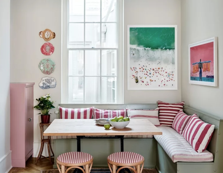 Chú ý đến yếu tố ánh sáng: Bạn nên lưu ý đến yếu tố ánh sáng khi treo tranh trong phòng. Ánh sáng có thể tôn lên màu sắc của bức tranh, cũng có thể khiến bức tranh bị tối và kém nổi bật. 