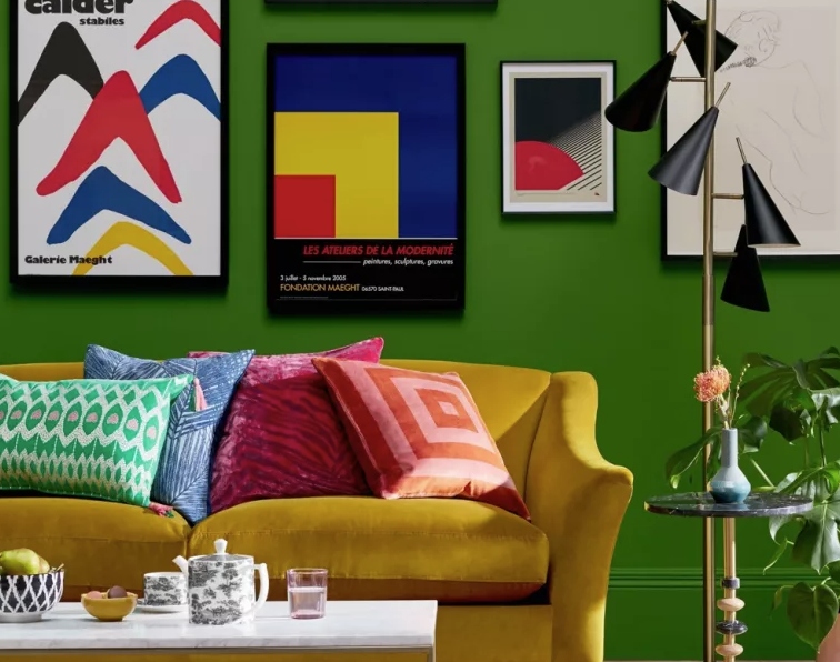 Kết hợp tranh ảnh với các đồ vật trang trí khác: Lọ hoa, đèn bàn, đĩa trang trí, đồng hồ,... có thể kết hợp với bức tranh treo tường để tránh tạo cảm giác đơn điệu cho căn phòng. Tuy nhiên, bạn nên tiết chế số lượng đồ vật trong căn phòng để tránh cảm giác rối mắt.