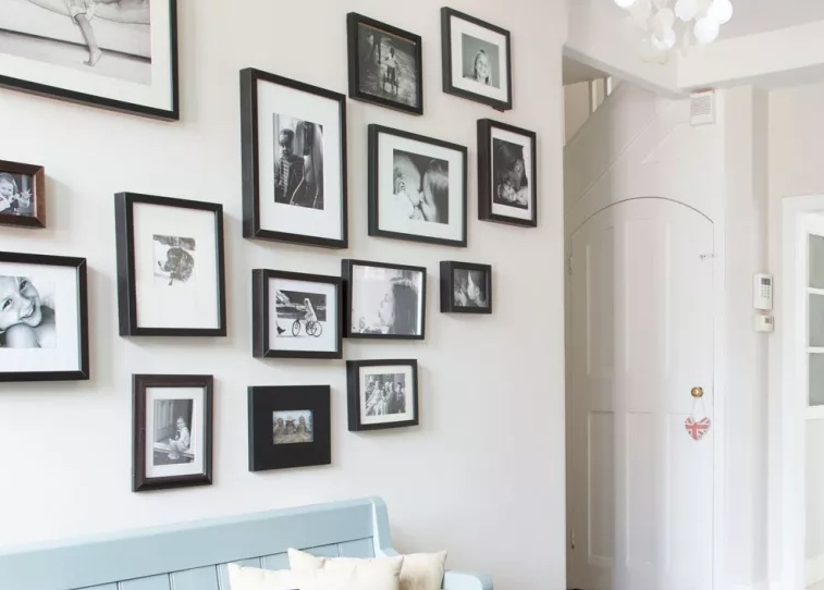 Trang trí hành lang bằng nhiều bức tranh: Hành lang là vị trí hoàn hảo để treo tranh. Bạn có thể kết hợp nhiều bức tranh với nhau, theo nhóm hình chữ nhật, nhóm hàng ngang, nhóm hàng dọc, tuỳ thuộc vào hình dáng bức tường và ý tưởng của bản thân. Khoảng cách lý tưởng giữa các bức tranh là 8 – 10 cm.