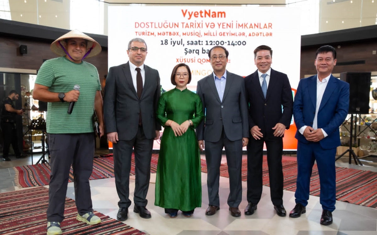 Đại sứ Azerbaijan Shovgi Mehdizade (thứ 2 từ trái sang) tại lễ hội “Ngày Việt Nam - lịch sử hữu nghị” (ảnh do Đại sứ quán Azerbaijan tại Hà Nội cung cấp).