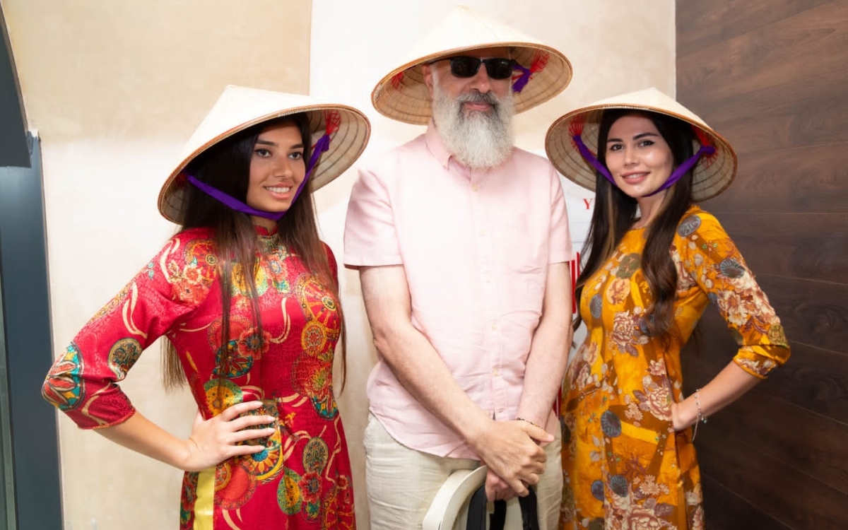 Các vị khách thích thú với áo dài và nón lá Việt Nam (ảnh do Đại sứ quán Azerbaijan tại Hà Nội cung cấp).