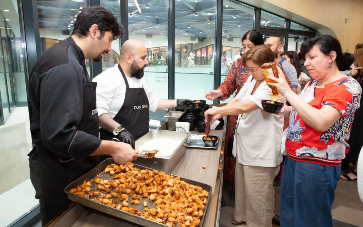 Giới thiệu ẩm thực Việt Nam tại Baku (ảnh do Đại sứ quán Azerbaijan tại Hà Nội cung cấp).