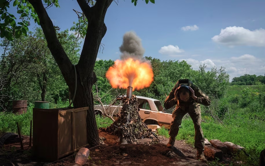 Lính Ukraine bắn súng cối. Ảnh: PA.