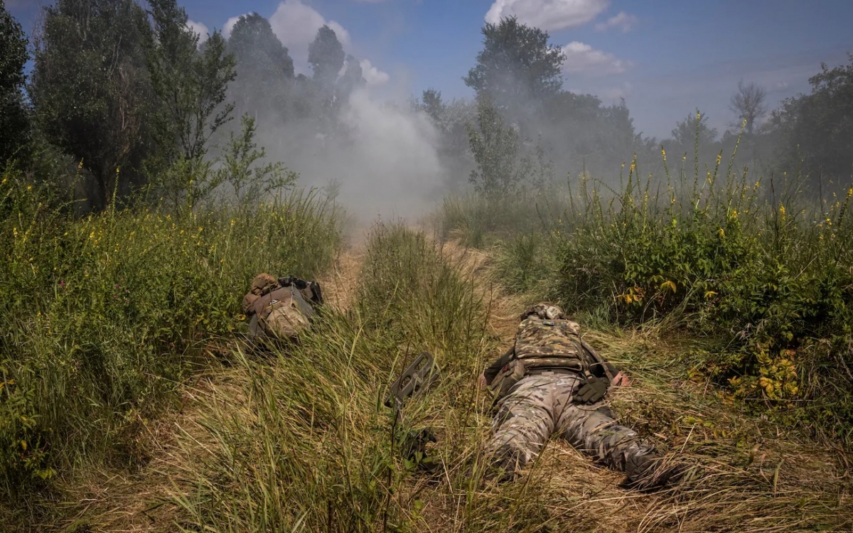 Lính Ukraine nằm rạp xuống đất khi phá mìn chống tăng trong quá trình huấn luyện. Ảnh: Ed Ram.