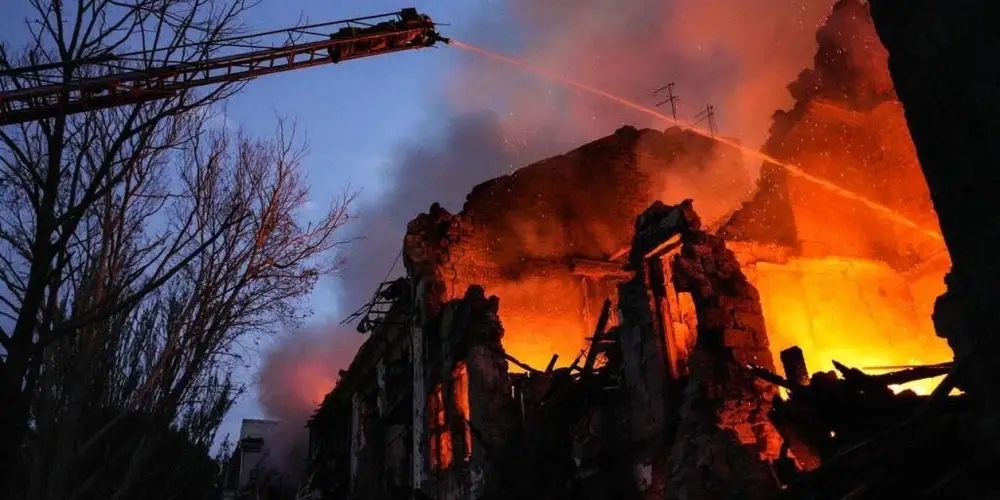 Lính cứu hỏa đang dập lửa tại một ngôi nhà ở Odessa đêm 19/7. Ảnh: Getty