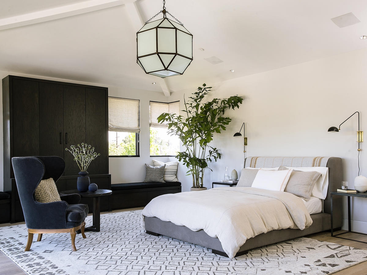 Không nên lựa chọn giường quá cao: Giường ngủ quá cao khiến bạn dễ hụt chân khi lên xuống giường, đặc biệt vào ban đêm. Đối với trẻ nhỏ đang tập ngủ riêng, gầm giường cao sẽ tạo cảm giác thiếu an toàn, khiến trẻ khó ngủ.