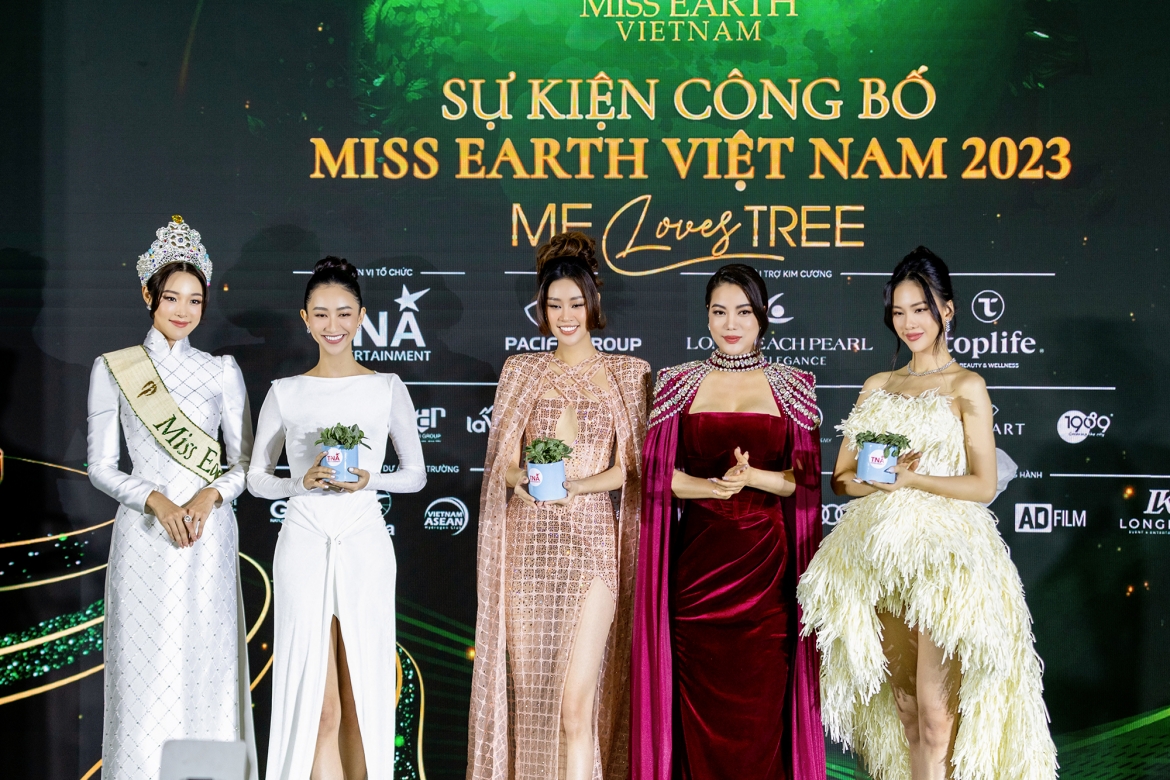 Từ trái qua: Hoa hậu Trái đất 2022 Mina Sue Choi, Miss Earth Việt Nam 2017 Hà Thu, Hoa hậu Hoàn vũ Việt Nam 2019 Nguyễn Trần Khánh Vân, diễn viên Trương Ngọc Ánh, Siêu mẫu quốc tế 2022 Bùi Quỳnh Hoa