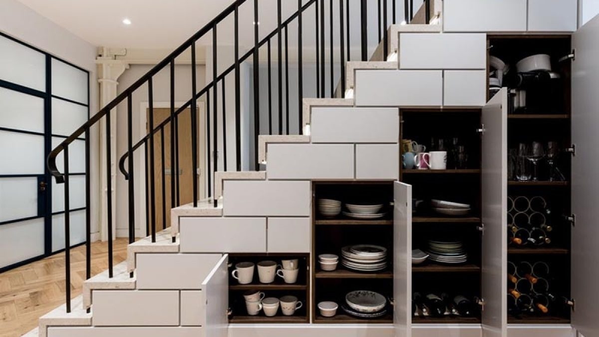 Tận dụng không gian dưới chân cầu thang để sắp xếp đồ đạc. Ảnh minh họa