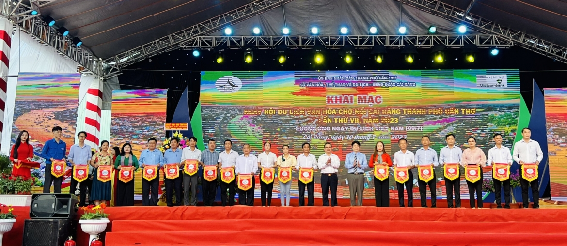 Trao cờ lưu niệm cho các đơn vị tham gia Ngày hội.
