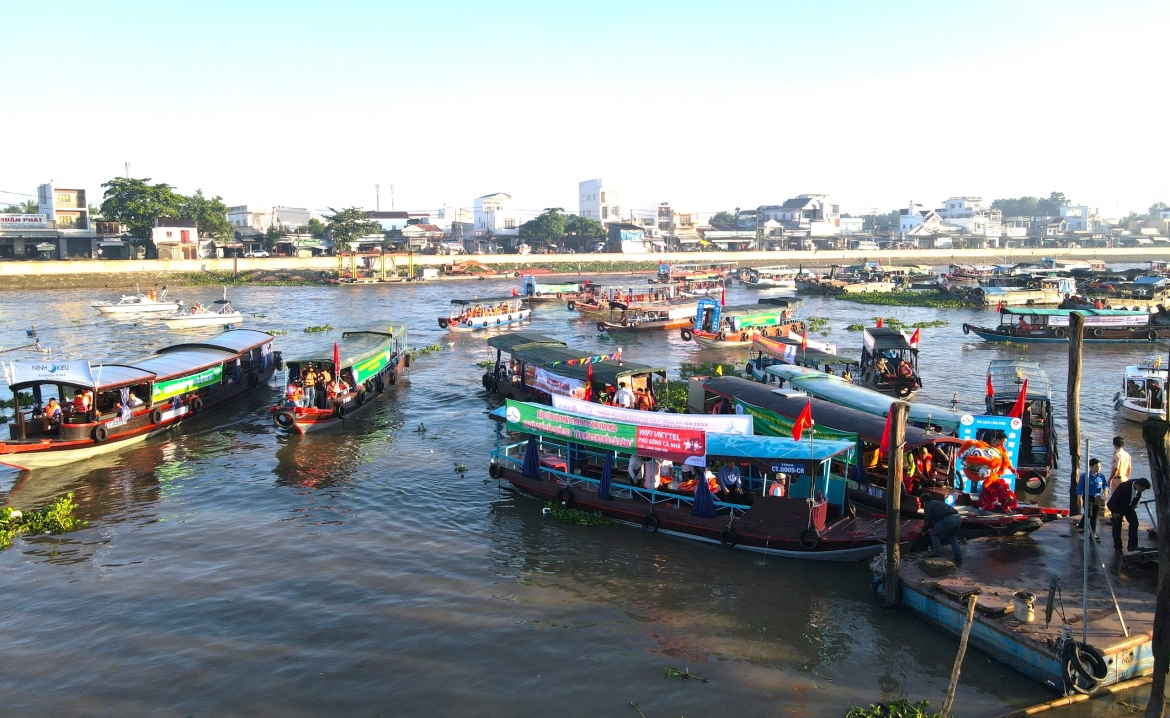 Hoạt động diễu hành tàu du lịch từ bến Ninh Kiều đến khu vực chợ nổi Cái Răng