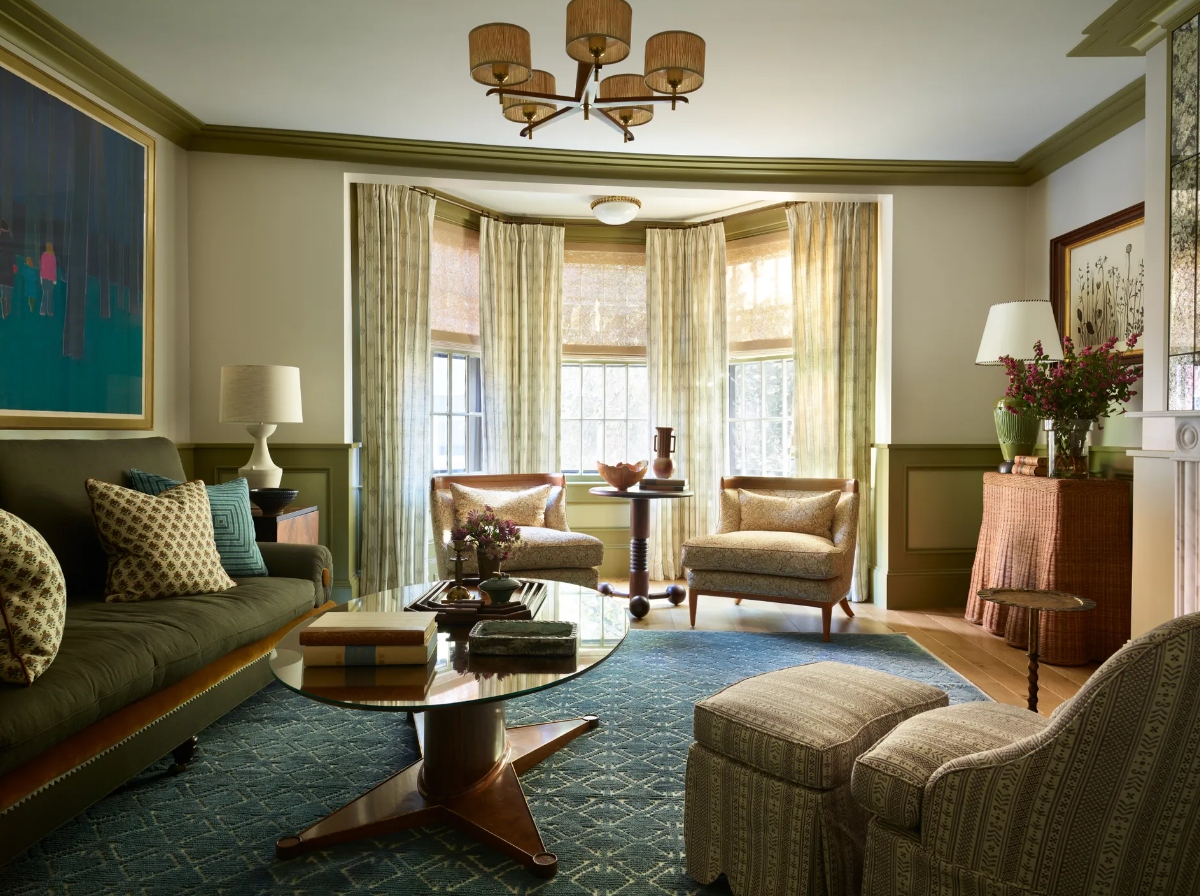 Một chiếc đèn chùm cổ điển treo giữa phòng khách tạo điểm nhấn cho căn phòng. Rèm cửa được trang trí bằng họa tiết các bản in khối Ấn Độ cho rèm cửa, kết hợp hoàn hảo với thảm trải sàn và những chiếc sofa. Không gian thoáng với cửa sổ đứng khiến không gian trở nên rộng rãi hơn.