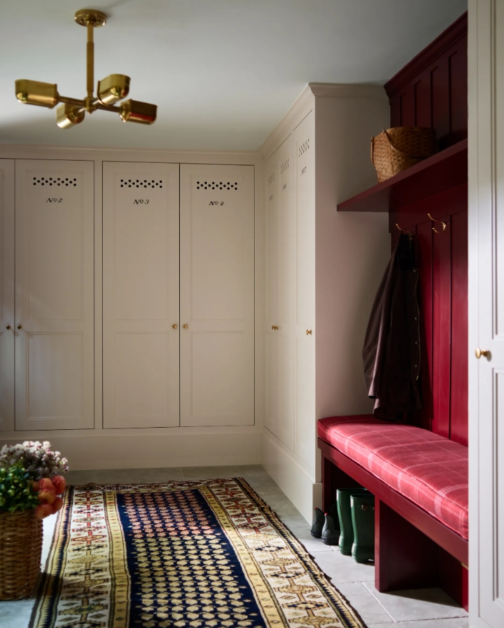 Hai màu sắc trắng đỏ trong căn phòng vừa tạo sự tương phản, vừa làm nổi bật nét cổ điển của căn nhà.