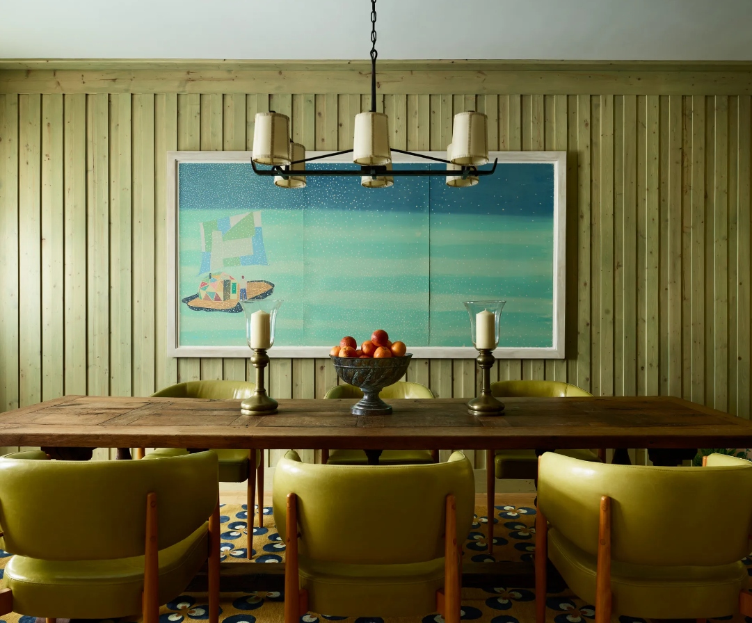 Những gam màu xanh từ đậm đến nhạt kết hợp hài hòa trong phòng bếp. Bức tranh cảnh biển mang lại vẻ u buồn rất lãng mạn, rất phù hợp với một không gian ấm cúng như nhà bếp.