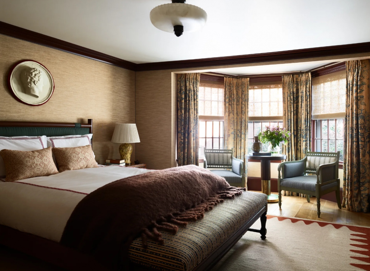 Phòng ngủ mang những gam màu trầm ấm từ những thập niên trước, với sắc nâu xuất hiện hầu hết trong các chi tiết. Màu sắc ấm nóng này khiến cho gia chủ dễ chìm vào giấc ngủ.