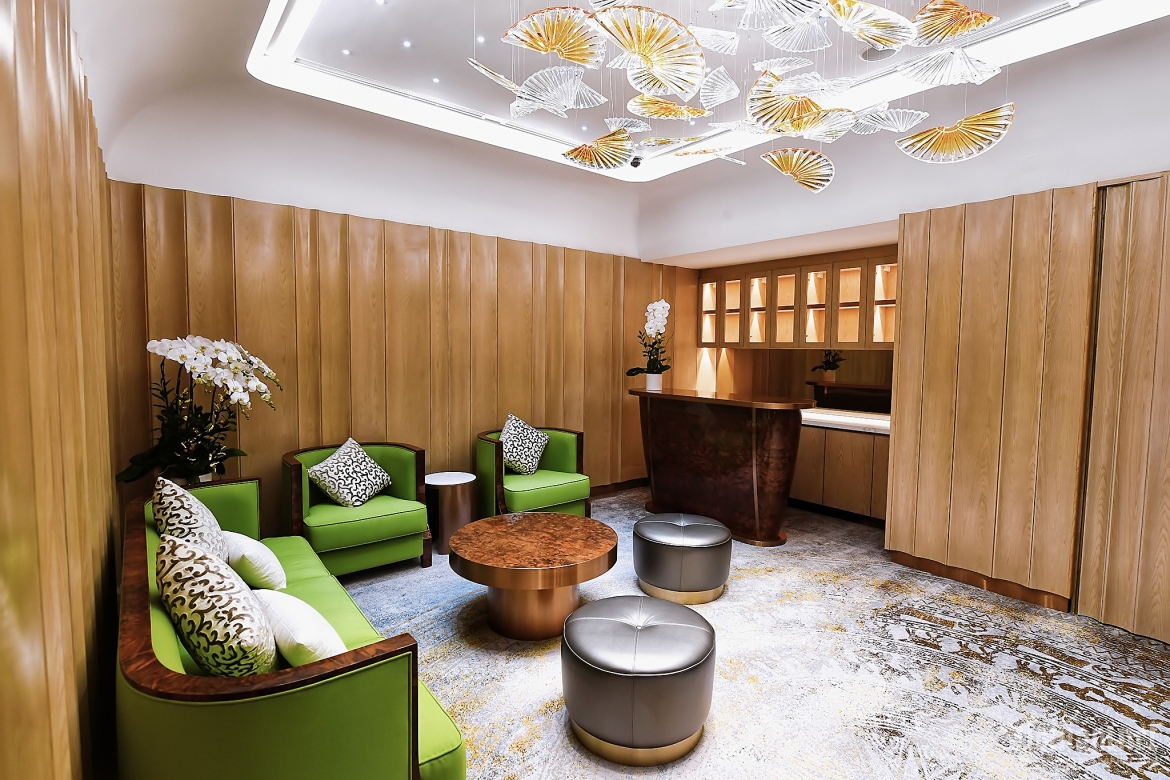 Khu vực chiêu đãi dành riêng cho khách VIP trước hoặc sau buổi biểu diễn, với những món ăn, đồ uống độc đáo được thực hiện và chế biến riêng theo chủ đề của từng buổi diễn.