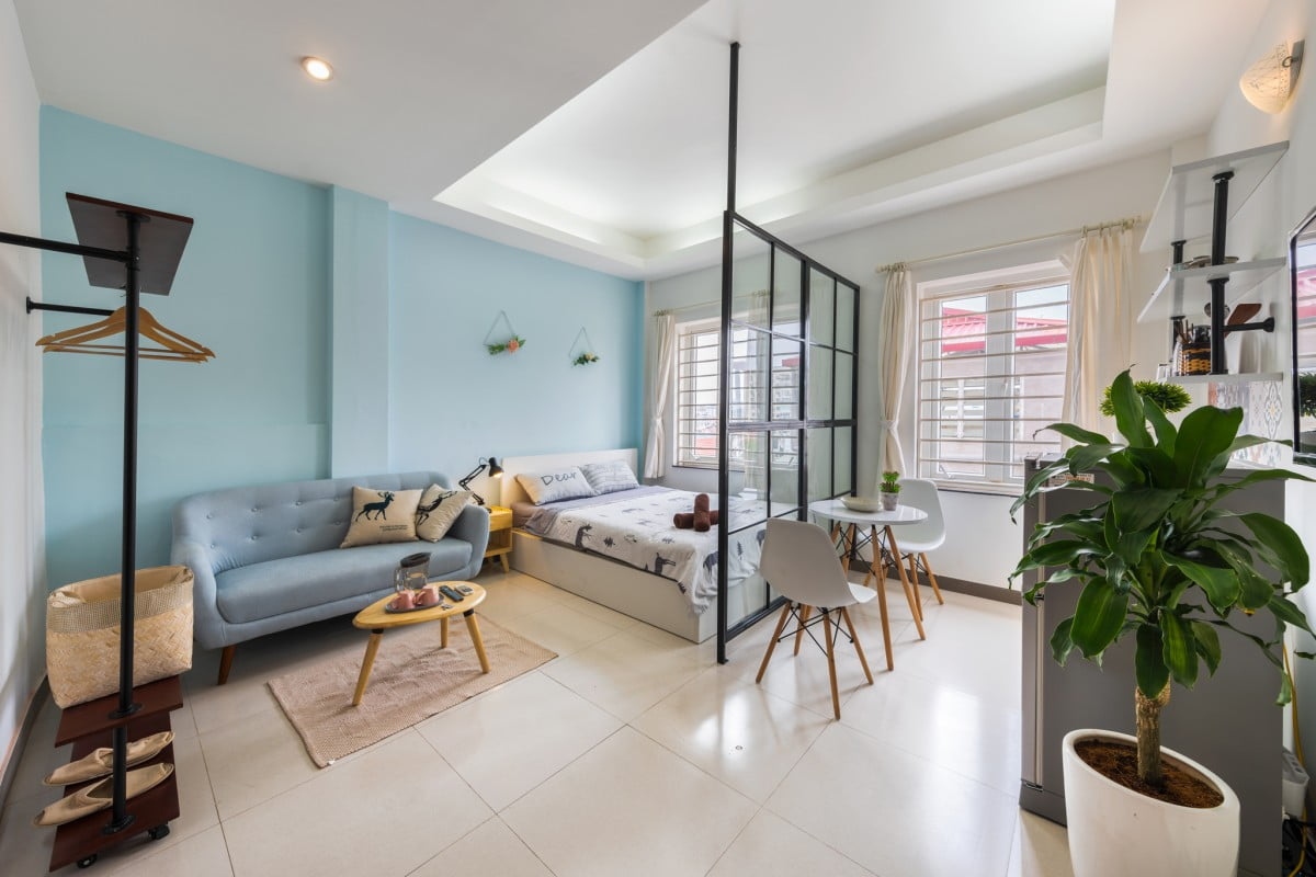 Nếu không chú ý trong sắp xếp, căn hộ Studio có thể trở nên lộn xộn, bí bách. Vì thế, việc lựa chọn các đồ nội thất luôn luôn ưu tiên những đồ tối giản, hạn chế những đồ nội thất cồng kềnh, không cần thiết.