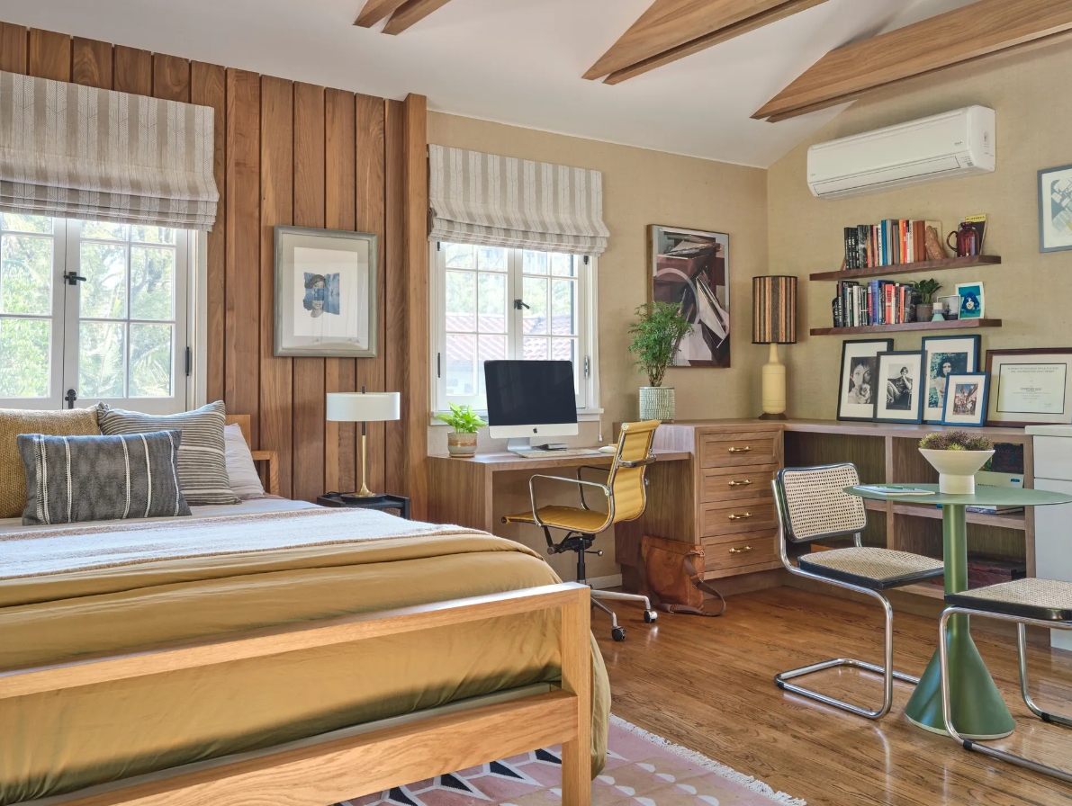 Thêm tủ sách vào phòng khách: Bất kỳ vị khách nào cũng sẽ thích thú với một tủ sách được sắp xếp bên trong phòng ngủ. Tủ sách với thiết kế độc đáo sẽ tạo thêm nét cá tính cho căn phòng ngủ. Ngoài ra, nếu được đặt cạnh giường, tủ sách cũng có vai trò như một kệ để đồ để khách đặt đồng hồ, điện thoại hoặc cốc nước trước khi đi ngủ.