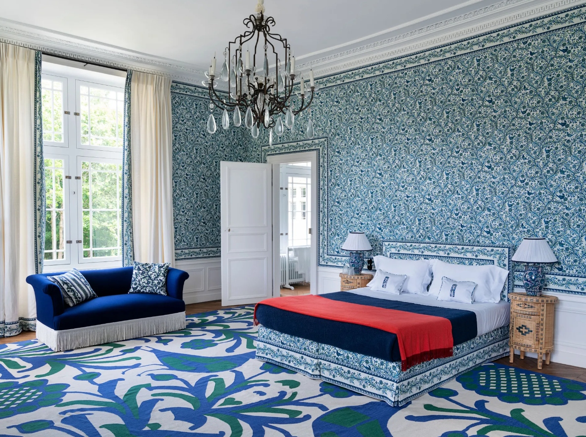 Tạo không gian rộng rãi cho căn phòng: Bạn không nên cố gắng nhét nhiều đồ đạc vào căn phòng. Hãy giữ không gian rộng rãi, để khách cảm thấy thoải mái hơn. Không gian trống thường được khách sử dụng để sắp xếp đồ đạc cá nhân, vì vậy bạn nên ưu tiên để dành không gian trống cho các vị khách của mình.