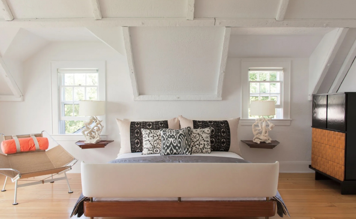 Sắp xếp một vài chiếc tủ trống: Bạn nên để một vài chiếc tủ trống để khách có thể sắp xếp quần áo và đồ tư trang khi ở trong phòng. Ngoài ra, những chiếc tủ này cũng có thể tạo nên điểm nhấn cho căn phòng của bạn.