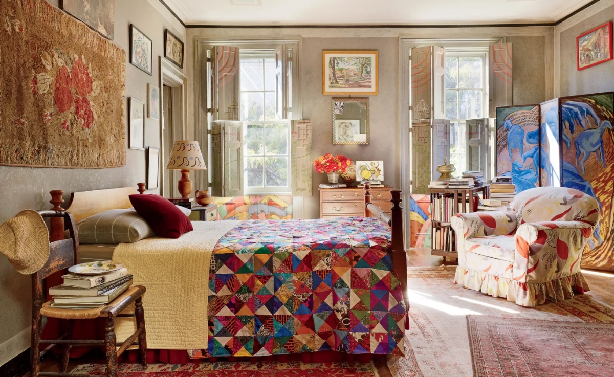 Tạo vẻ ngoài ấm cúng cho căn phòng: Để cho khách cảm thấy như đang được ở nhà, bạn nên sử dụng những tông màu ấm nóng. Ngoài ra, sử dụng đồ nội thất cổ điển và những món đồ độc đáo có thể tạo cảm giác thoải mái trong căn phòng.