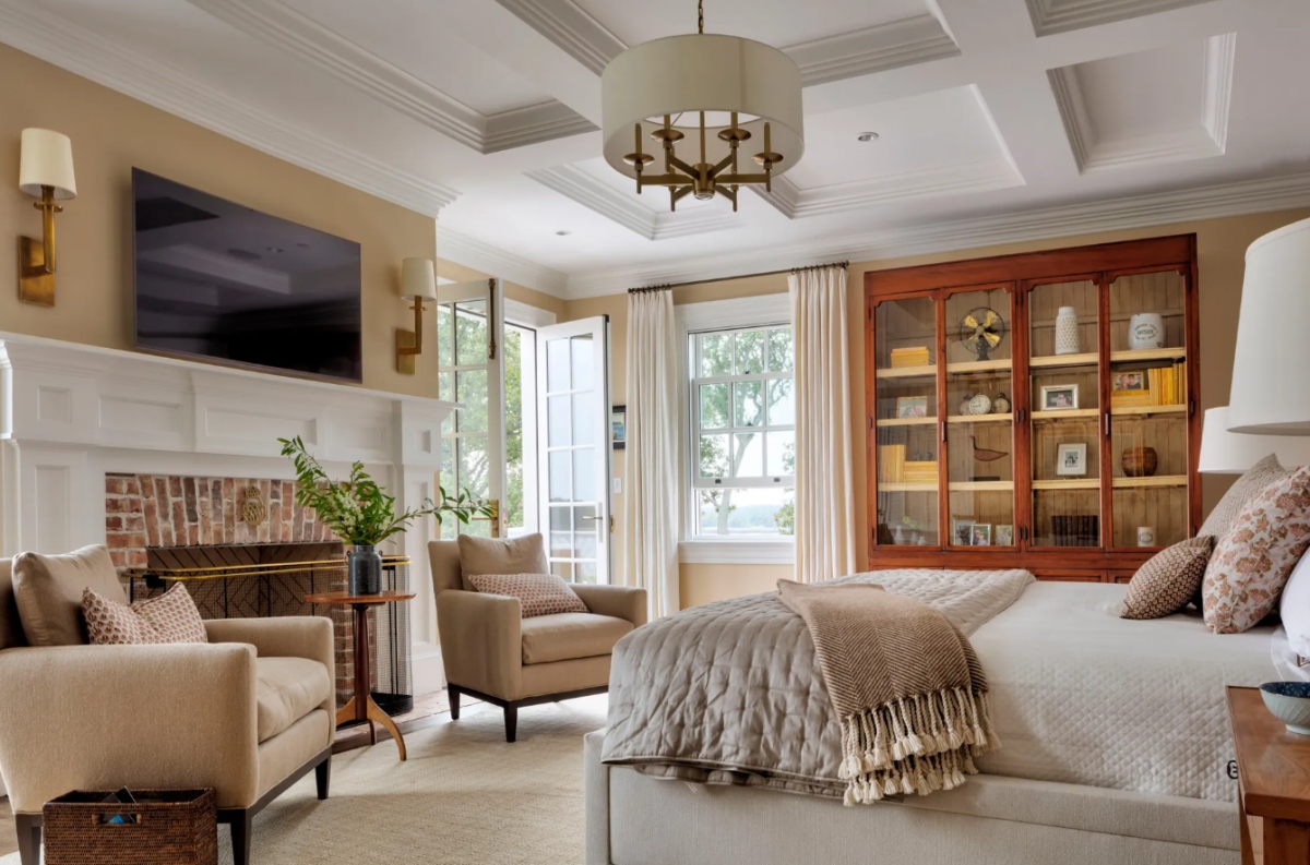 Thêm tivi vào phòng: Căn phòng có thêm tivi chắc chắn sẽ làm hài lòng những vị khách của bạn, đặc biệt nếu họ đi theo gia đình. Tivi nên được đặt trên cao, và đối diện giường để mọi người có thể xem khi họ nằm trên giường.