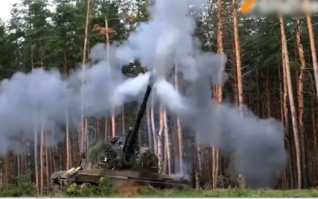 Pháo Nga nhả đạn. Ảnh: Bộ Quốc phòng Nga.