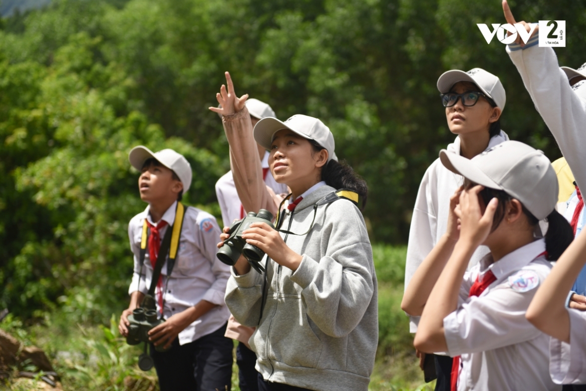 Các em học sinh trường THCS Lê Văn Tâm, Quảng Nam được các chú trong Nhóm bảo tồn Voọc tự nguyện dẫn đi thăm Voọc