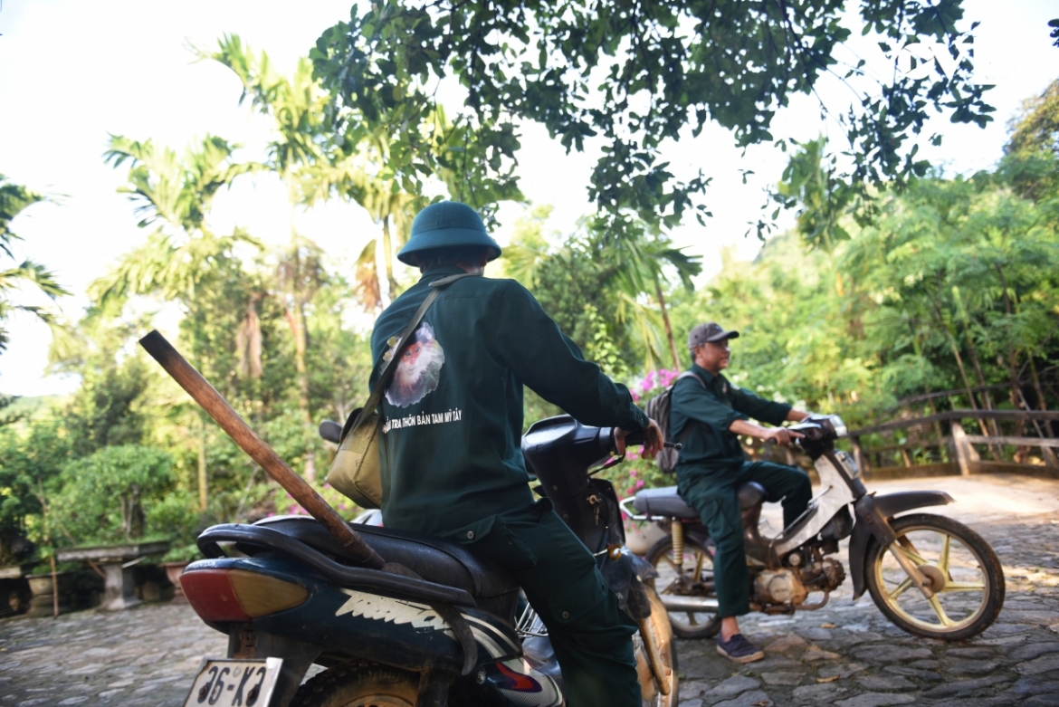 Nhóm Bảo tồn Voọc tự nguyện của Tam Mỹ Tây xuất phát đi tuần tra khoảng 30 phút đi xe máy từ thôn tới khu sinh cảnh của loài Voọc đang sinh sống.