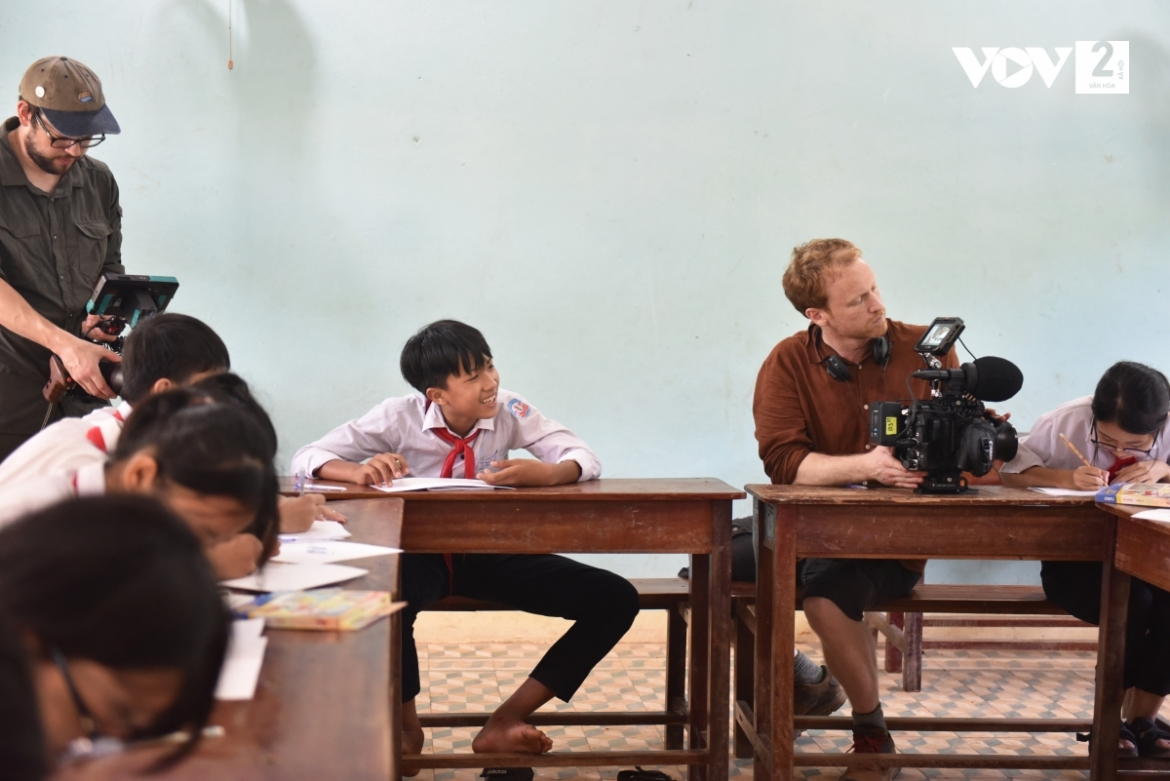 Đạo diễn bộ phim James Thomson (áo nâu) và quay phim Josh Guyan cùng các em học sinh trường THCS Lê Văn Tâm trong một giờ sinh hoạt ngoại khóa về đa dạng sinh học của Tam Mỹ Tây và Voọc.
