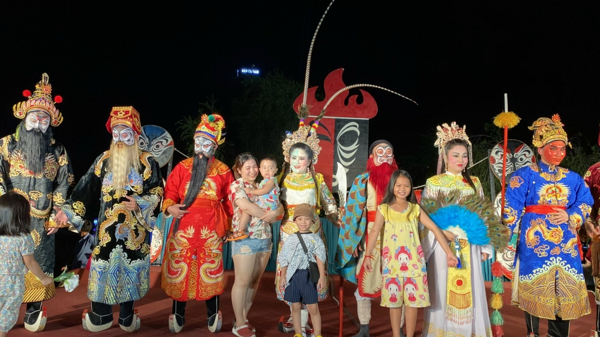 "Tuồng xuống phố" thu hút người xem, đặc biệt là trẻ em.