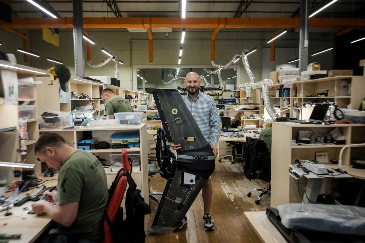 Bên trong xưởng sản xuất UAV của Warbirds. Ảnh: Washington Post